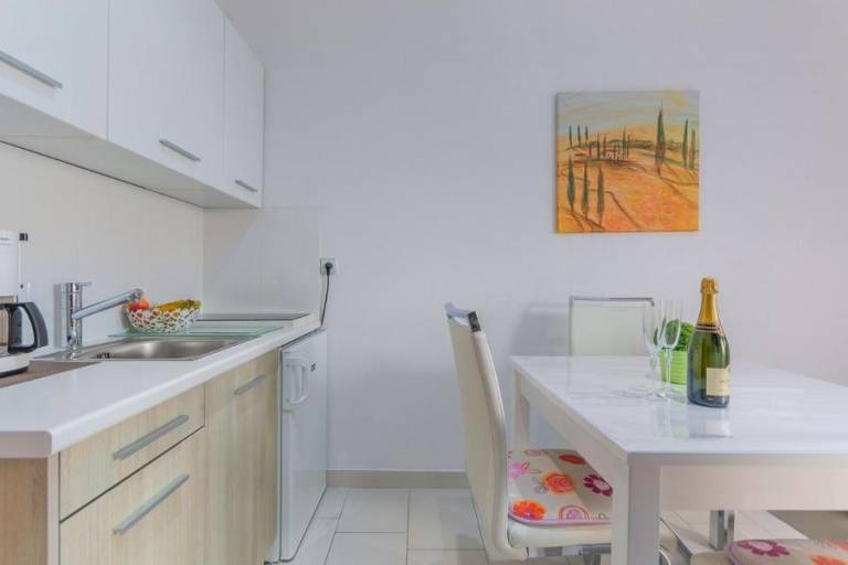 Lovely rental apartment with patio & yard | Dogs allowed — photo 3