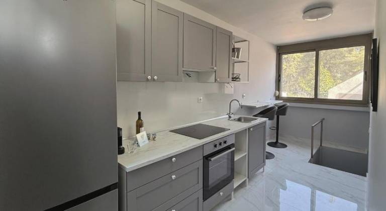 Vacation home with terrace, barbecue & yard — photo 3