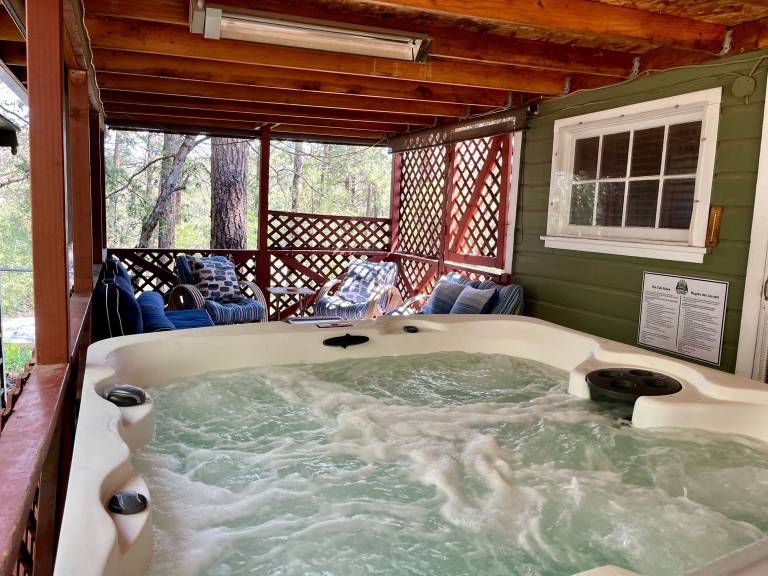 4 Miles: Midtown Ruidoso's Eclectic 2 Bed/2 Bath Cabin — photo 3