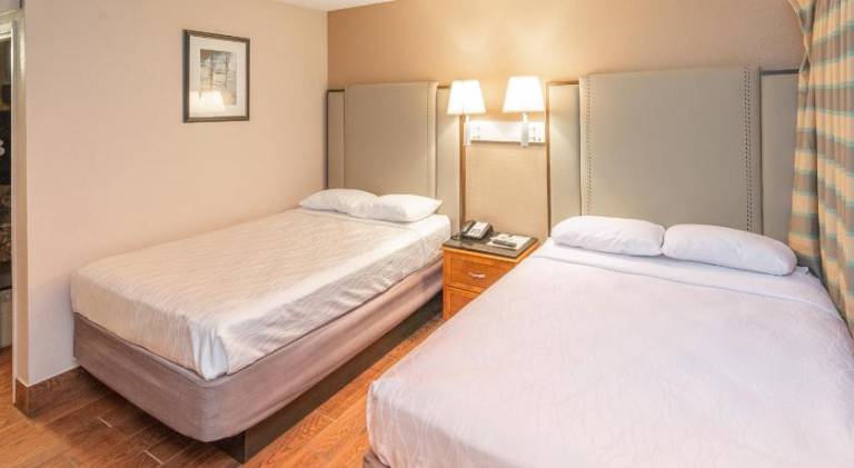 Econo Lodge Inn & Suites Yuma — photo 2
