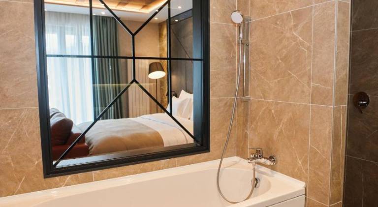 Family-oriented charming serviced apartment with hot tub, yard & barbecue | Next to the ski | Dogs allowed — photo 5