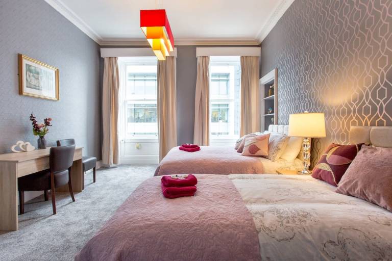 Stunning 2-Bed Apartment in Central Edinburgh — photo 3