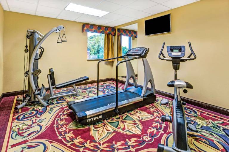 Days Inn & Suites by Wyndham Jeffersonville IN — photo 5