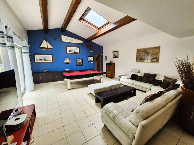 Vacation home with barbeque & pool — photo 5