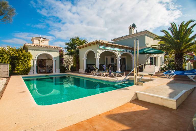 Fully equipped villa with patio, grill & yard | Pet-friendly — photo 2