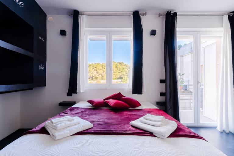 Holiday Home 'Suite Black and White' with Balcony, Wi-Fi & Air Conditioning — photo 2