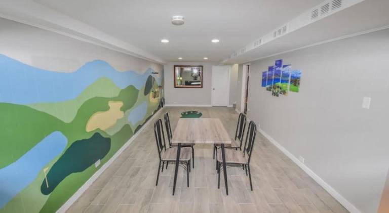 Family Home with Large Yard & Golf Theme Near Rail — photo 5