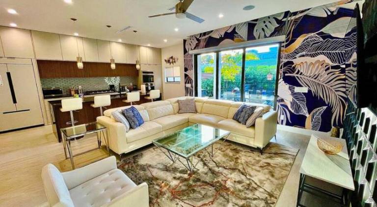 Vacation home with pool — photo 2