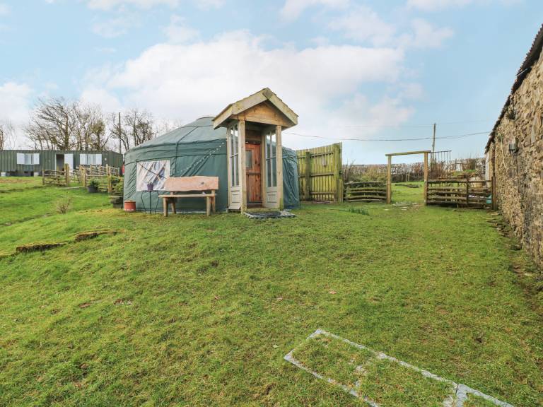 Cottage with yard in Carmarthen