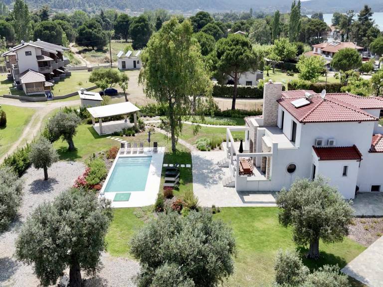 Luxury rental villa for 14 people — photo 2