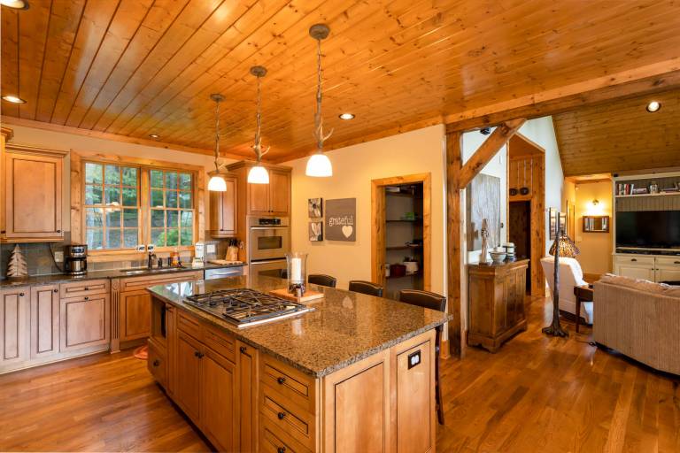 Family-oriented spacious cabin with BBQ & jacuzzi | Mountain view | Pets allowed — photo 3