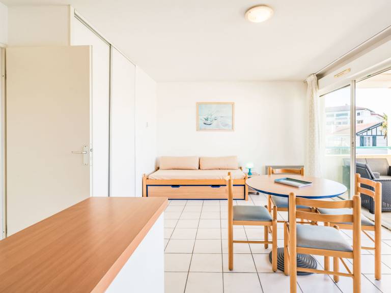 Holiday apartment with pool, patio & yard — photo 4