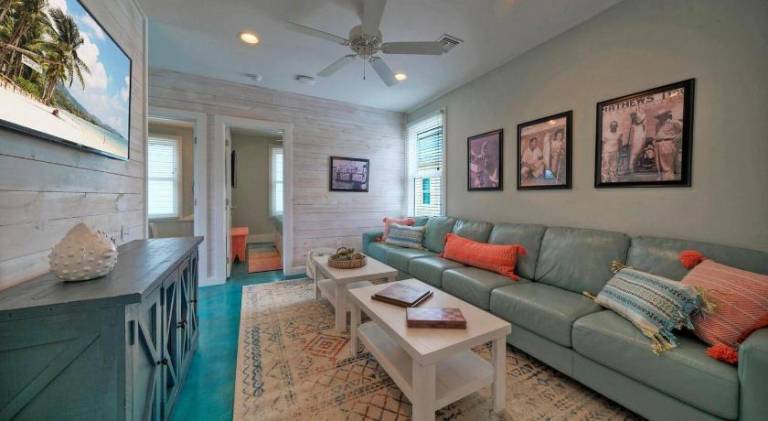Vacation home with grill & pool — photo 5
