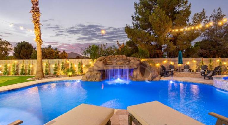Vacation home with pool & jacuzzi in Gilbert, AZ