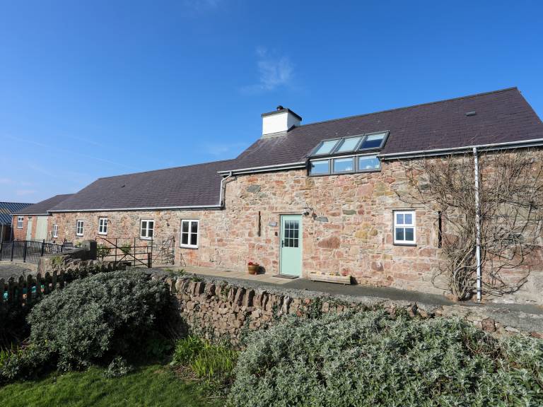 Cottage with yard & patio in Caernarfon