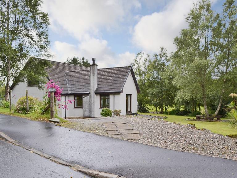 Cottage with yard | River view in Stirling