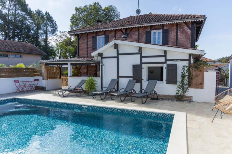 Gite with patio, barbecue & yard — photo 4