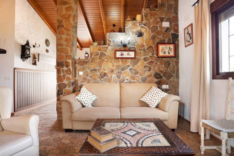 Fully equipped charming house with grill, fast internet & private pool | Garden view | Pet-friendly — photo 4