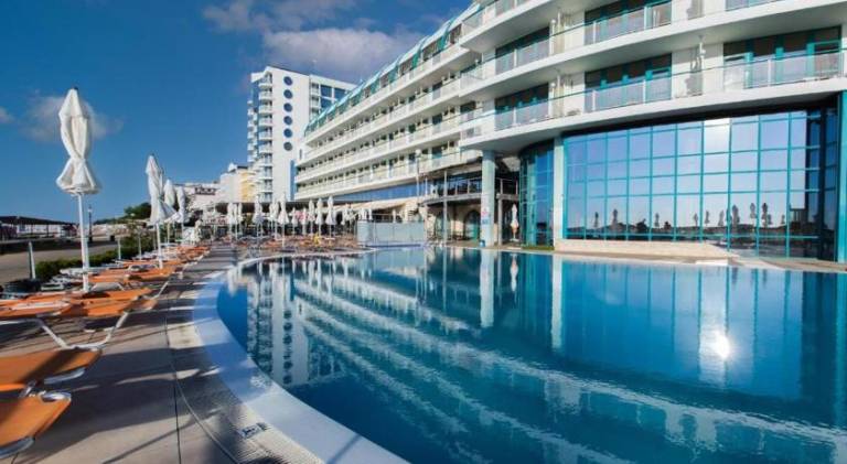 Serviced apartment with terrace & pool in Varna