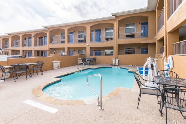 Motel 6 Alvarado, TX — photo 2