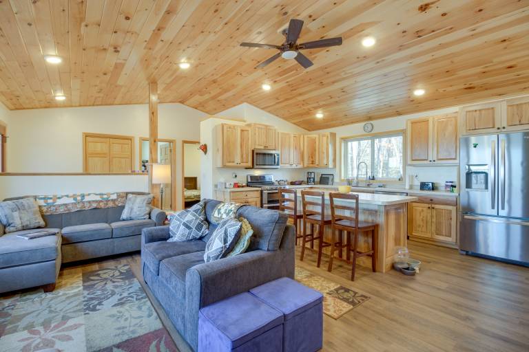 Hines Vacation Rental w Grill Walk to Lake