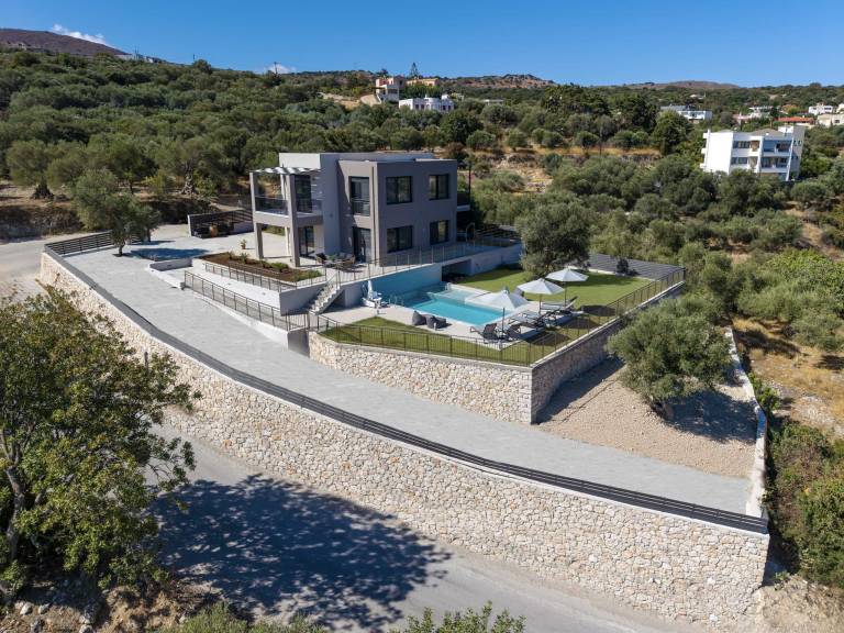 Villa with barbecue, terrace & private pool — photo 3