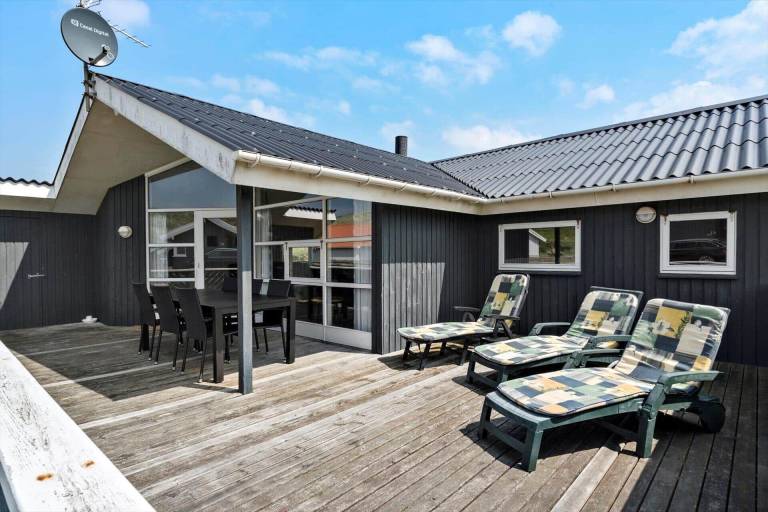 Charming vacation home with jacuzzi, terrace & barbeque | Next to the beach | Pet-friendly — photo 3