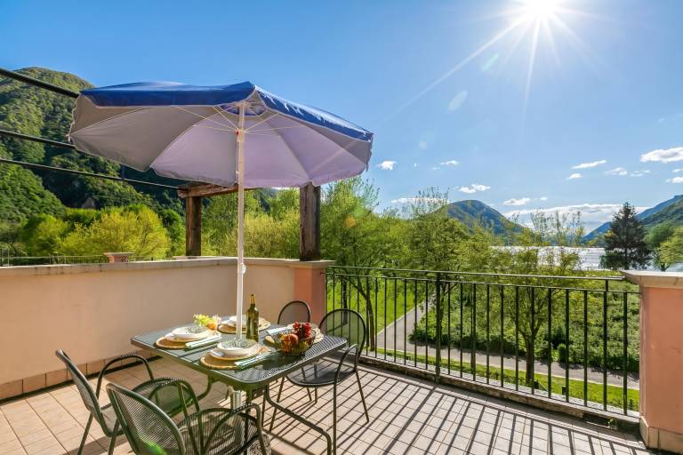 Children-friendly nice studio with patio | Mountain view | Close to the beach | Pet-friendly in Porlezza