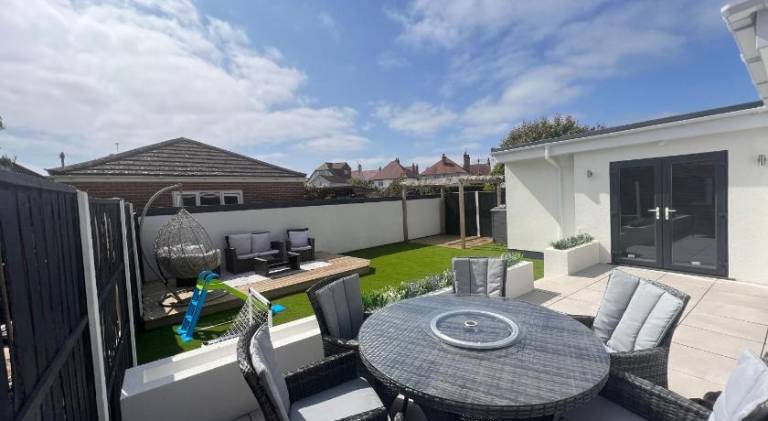 4 bedroom family home - steps away from the beach — photo 5