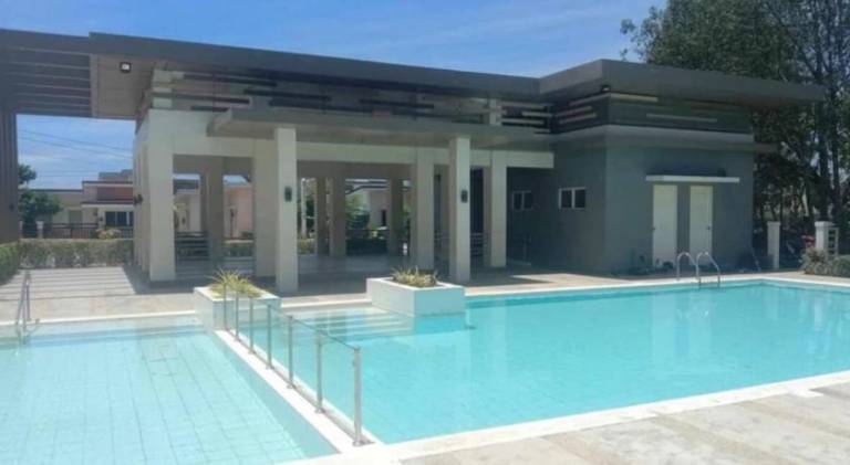 House with pool — photo 3