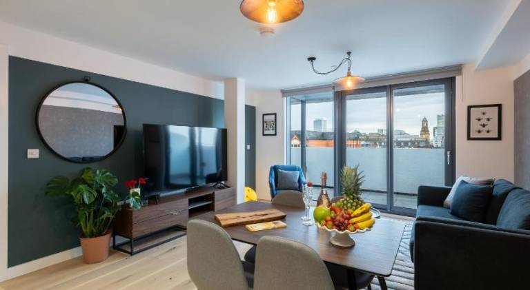 Lovely rental apartment with patio | Near Manchester Town Hall | Pets are welcome — photo 2