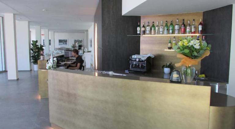 Serviced apartment with pool, yard & terrace — photo 5