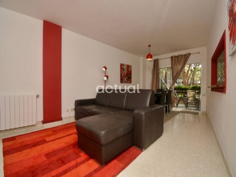 Rental apartment with barbeque, pool & yard — photo 5