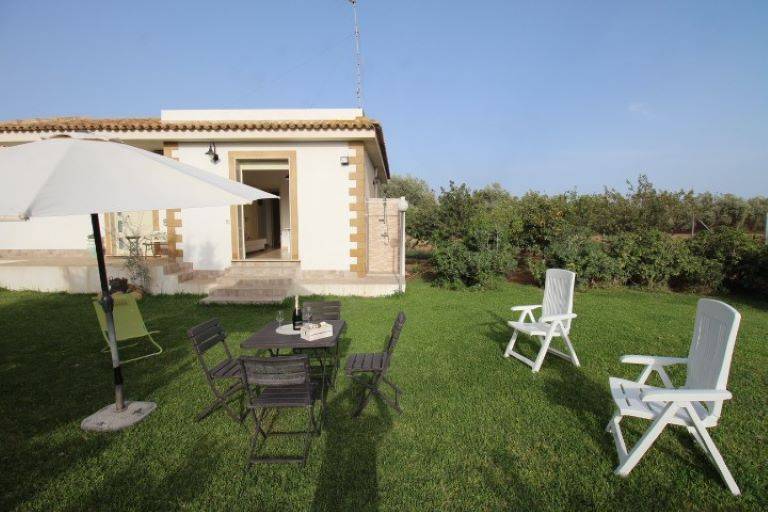 Villa with barbecue & yard — photo 4