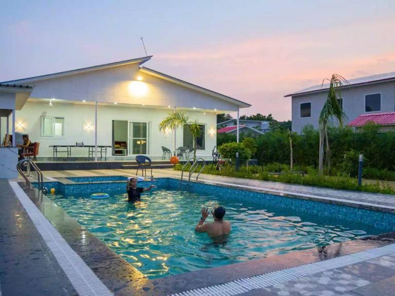 Villa with garden & pool | Pet-friendly — photo 5