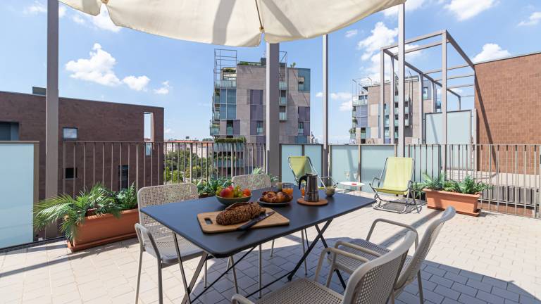 Apartment with patio | City view — photo 2