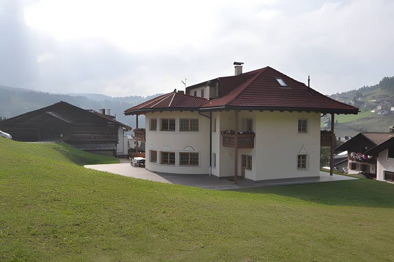 Holiday apartment with patio, yard & fast internet | Mountain view in Santa Cristina Val Gardena