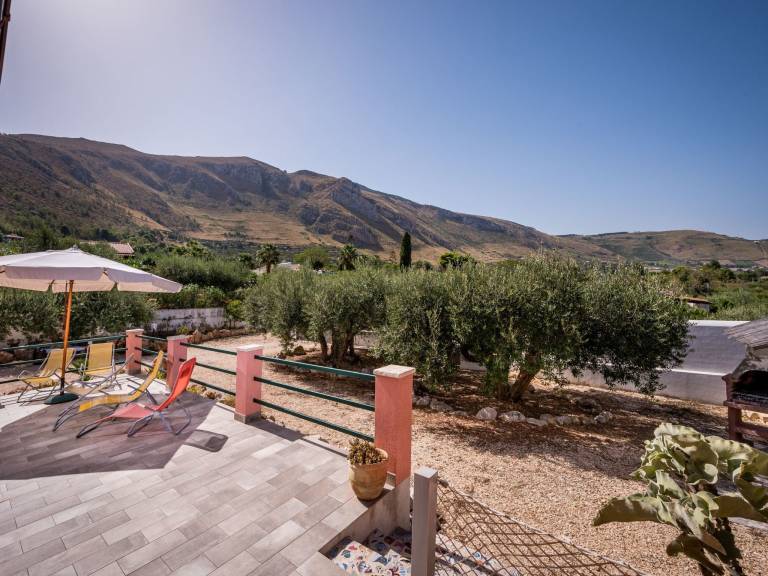 House with garden, grill & patio | Mountain view — photo 5