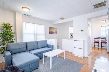 Modern 2BR Ocean Block Apt Walk to the Beach in Ocean City, MD