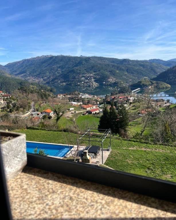 Cottage with barbeque, yard & patio in Braga