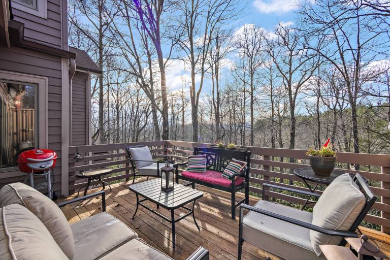Child-friendly cabin with heated pool, BBQ & hot tub | Mountain view | Pet-friendly — photo 3