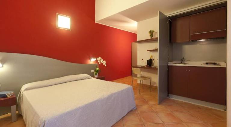 Serviced apartment with garden & patio — photo 2