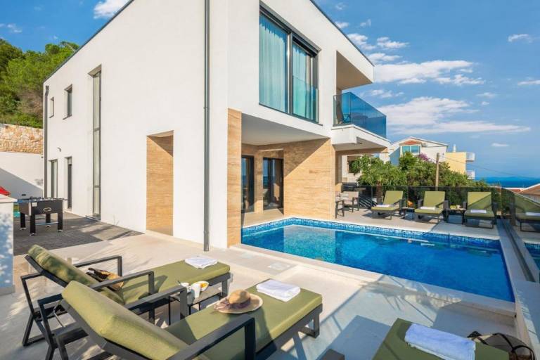 Villa with pool, sauna & grill in Okrug