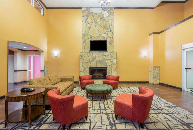La Quinta Inn & Suites by Wyndham Eastland — photo 4