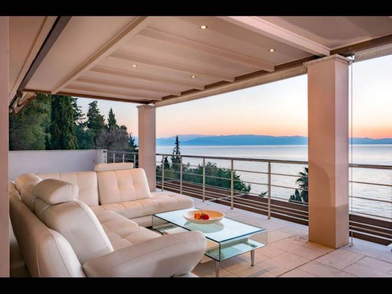 Villa with private pool, yard & patio | Garden view — photo 3