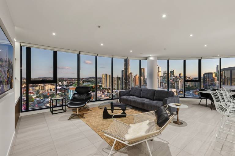 Fortitude Valley 3 Bed Top Floor Bridge View