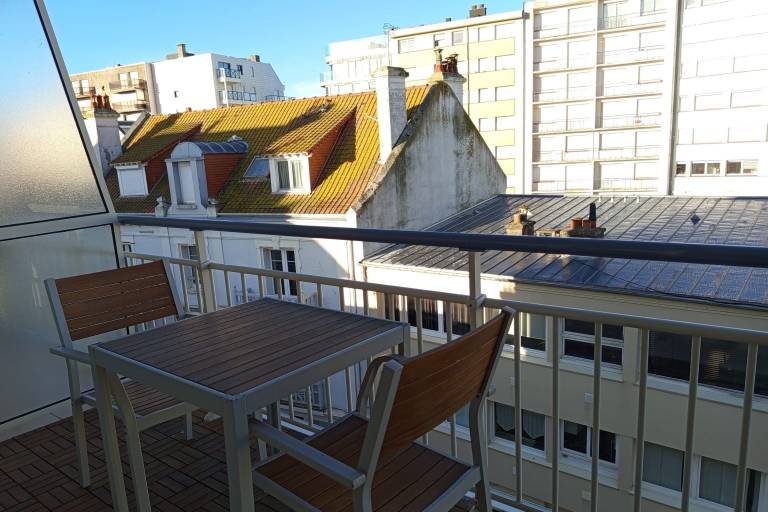Apartment with balcony near the beach