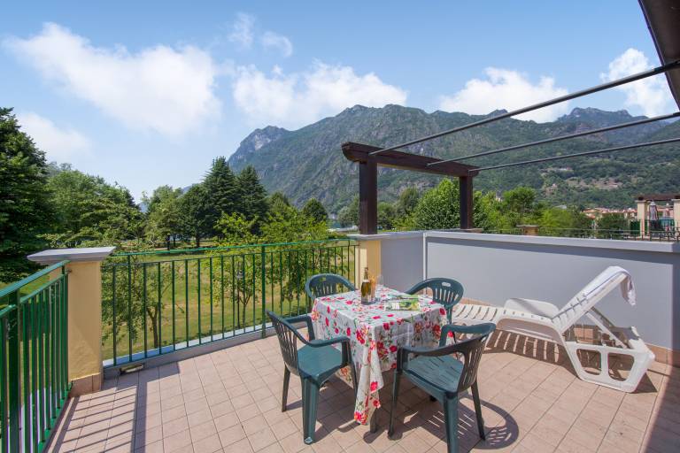 Family-oriented studio with patio | Mountain view | Next to the beach | Pet-friendly in Porlezza