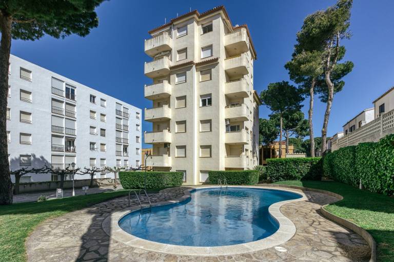 Apartment 'San Enrique' with Shared Pool, Private Terrace and Air Conditioning in L'Escala