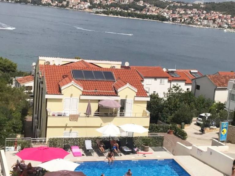 Appartment für 2 Personen mit Pool, Okrug Gornji in Okrug